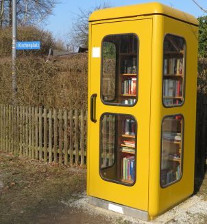 Ein Bild, das draußen, Telefonzelle, Gelände, Telefon enthält.
KI-generierte Inhalte können fehlerhaft sein.